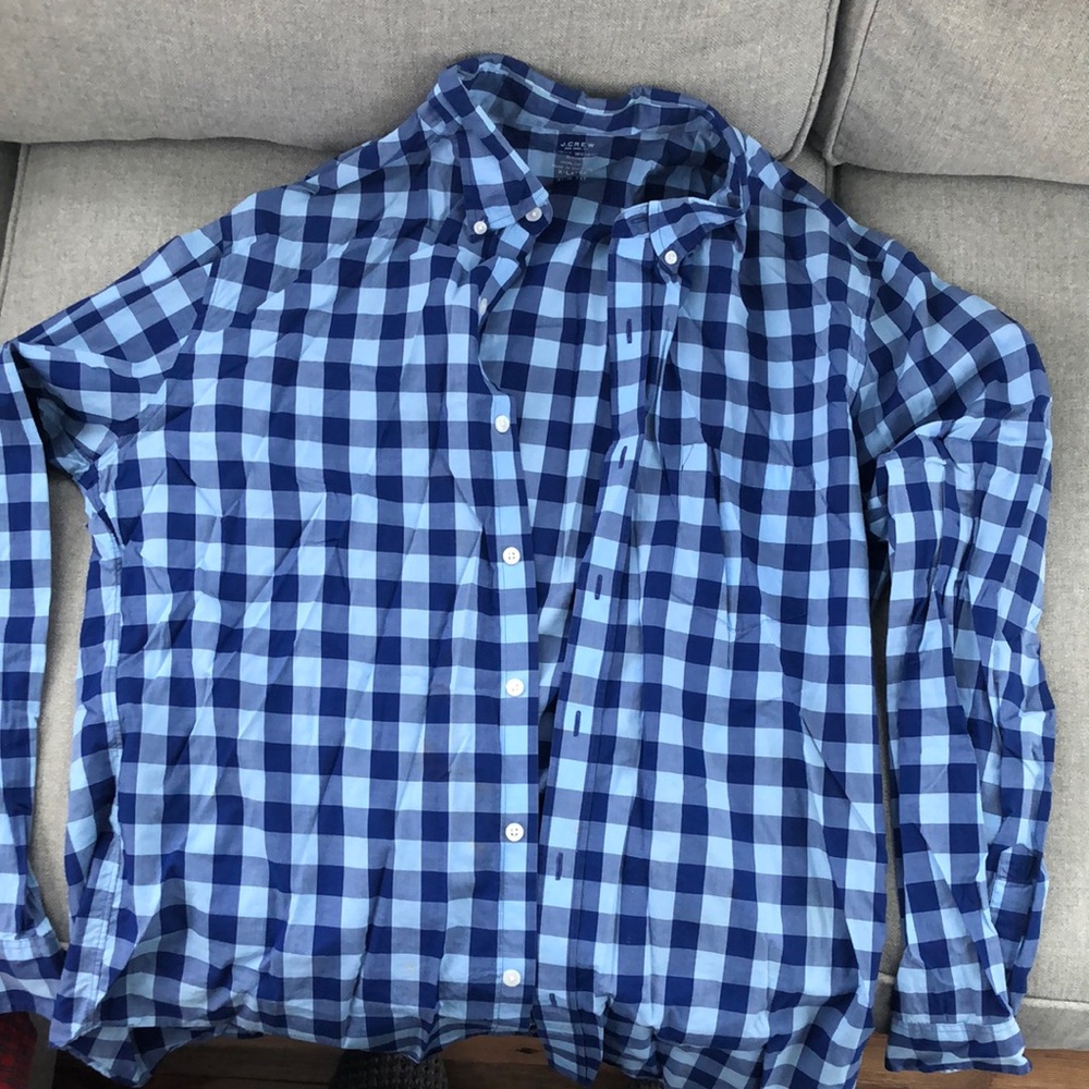 Mens size XL slim fit light weight button down shirt.